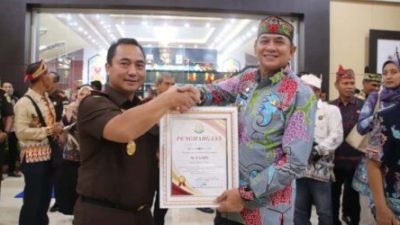 Bupati Barito Timur, M. Yamin Terima Penghargaan Dari Kejagung RI